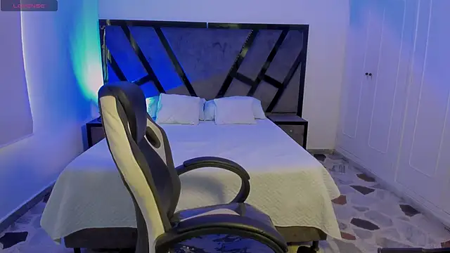 Snapshot of IanGilbert chatting on November 28, 2025, 8:11 pm IanGilbert online show from November 28, 2025, 8:11 pm