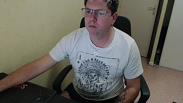 Snapshot of blueandwhite1 chatting on December 9, 2024, 5:30 pm blueandwhite1 online show from December 9, 2024, 5:30 pm