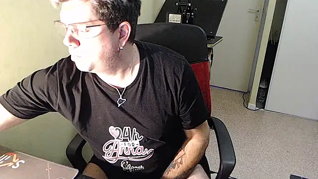 Snapshot of blueandwhite1 chatting on December 18, 2024, 4:06 pm blueandwhite1 online show from December 18, 2024, 4:06 pm