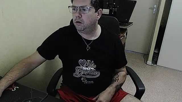 Snapshot of blueandwhite1 chatting on December 20, 2024, 3:31 pm blueandwhite1 online show from December 20, 2024, 3:31 pm