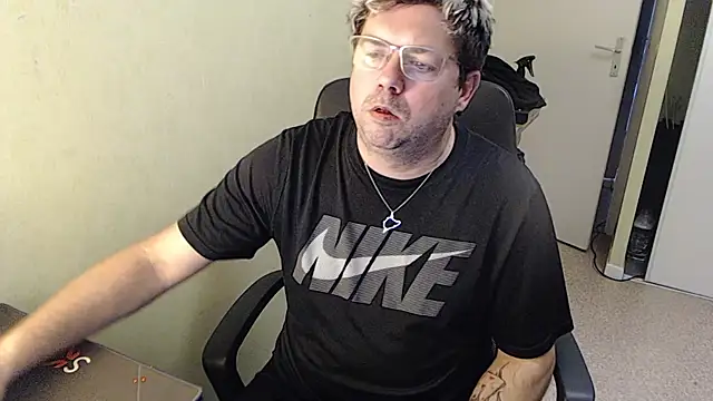 Snapshot of blueandwhite1 chatting on January 10, 2025, 3:37 pm blueandwhite1 online show from January 10, 2025, 3:37 pm