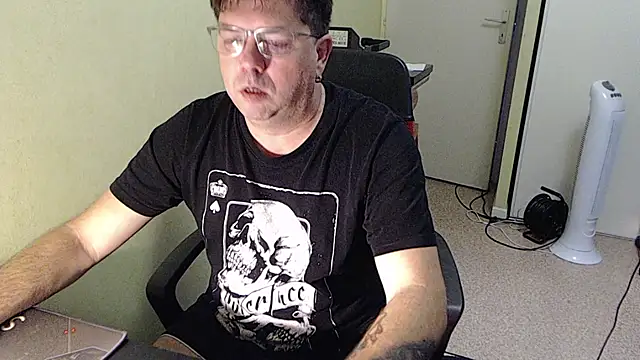 Snapshot of blueandwhite1 chatting on November 11, 2025, 8:25 am blueandwhite1 online show from November 11, 2025, 8:25 am