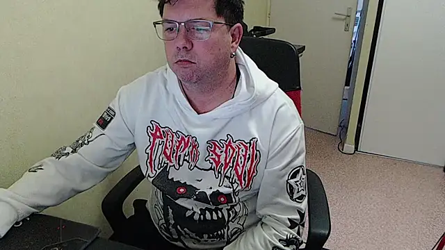 Snapshot of blueandwhite1 chatting on November 18, 2025, 3:49 pm blueandwhite1 online show from November 18, 2025, 3:49 pm