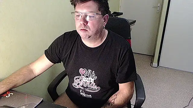 Snapshot of blueandwhite1 chatting on November 20, 2025, 3:56 pm blueandwhite1 online show from November 20, 2025, 3:56 pm