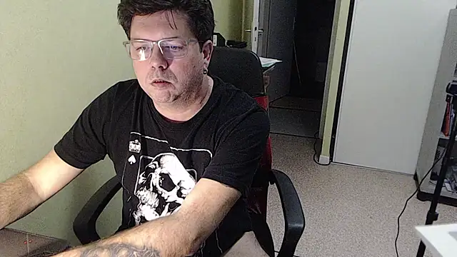 Snapshot of blueandwhite1 chatting on December 16, 2025, 4:01 pm blueandwhite1 online show from December 16, 2025, 4:01 pm