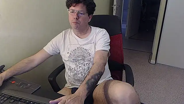 blueandwhite1 online show from March 14, 2026, 8:42 am