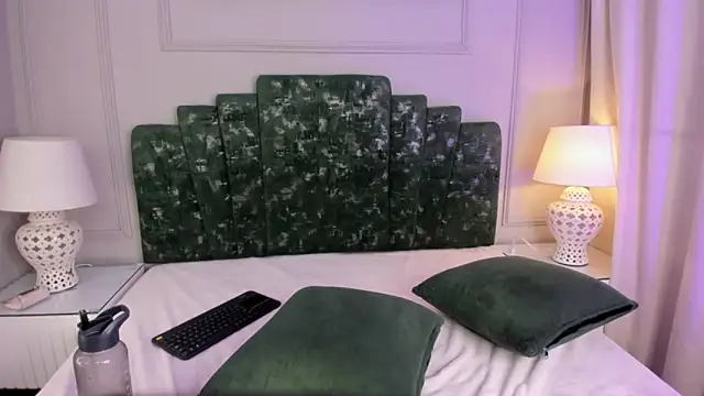 lux bitchx online show from May 3, 2026, 3:23 am