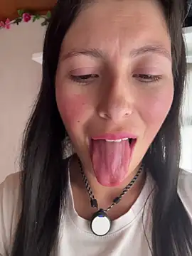 Mia salinass online show from November 20, 2025, 6:07 pm