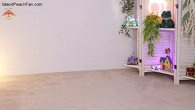 Snapshot of Island_Peach chatting on May 30, 2026, 8:06 pm Island Peach online show from May 30, 2026, 8:06 pm