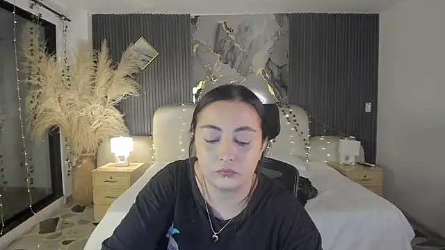 SarahCastro1  online show from March 2, 2026, 3:52 am