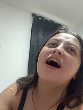 SarahCastro1  online show from April 28, 2026, 5:01 am
