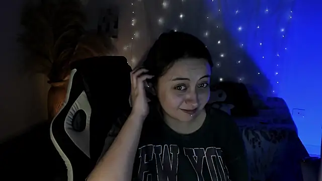 SarahCastro1  online show from May 4, 2026, 1:45 am