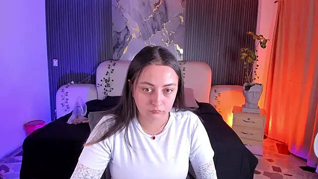 SarahCastro1  online show from June 7, 2026, 4:05 am