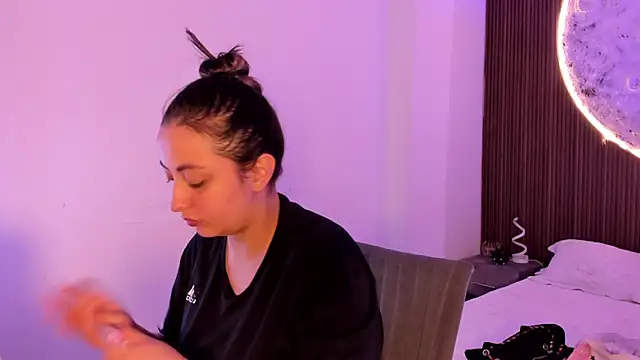SarahCastro1  online show from June 17, 2026, 12:24 am