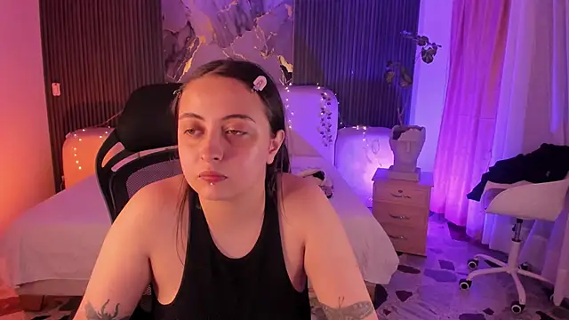 SarahCastro1  online show from June 18, 2026, 2:45 am