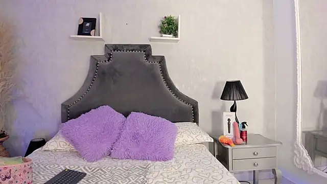 SarahCastro1  online show from July 19, 2026, 4:27 am
