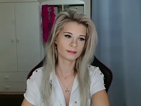 KristineGlow online show from October 27, 2025, 8:51 am