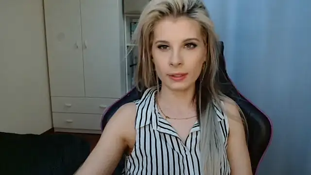 KristineGlow online show from May 3, 2026, 2:12 pm