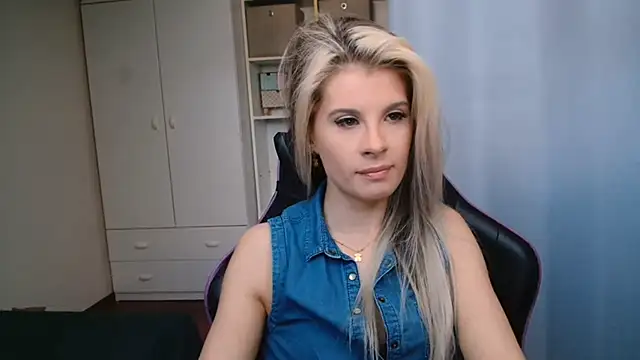 KristineGlow online show from May 6, 2026, 6:19 am