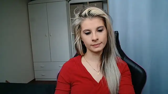 KristineGlow online show from May 7, 2026, 6:41 am