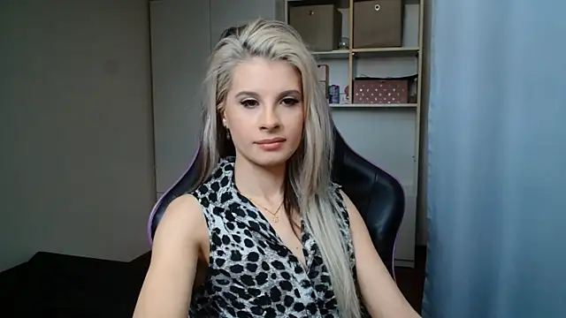 KristineGlow online show from June 18, 2026, 6:46 am