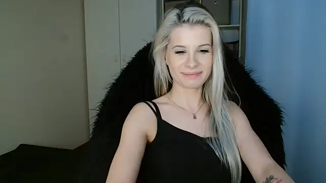 KristineGlow online show from June 19, 2026, 6:23 pm