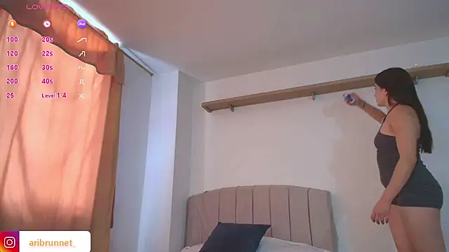 Snapshot of BrunnetAri_ chatting on November 1, 2025, 6:21 pm BrunnetAri online show from November 1, 2025, 6:21 pm