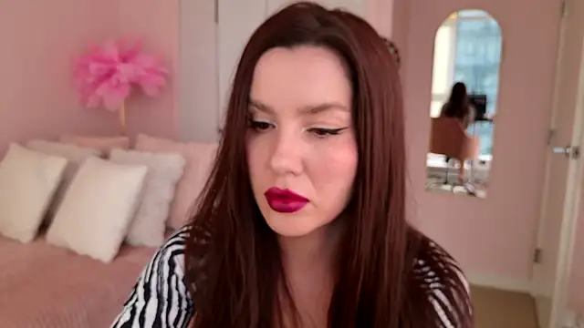 Snapshot of SirenSwitch chatting on November 19, 2025, 9:59 pm SirenSwitch online show from November 19, 2025, 9:59 pm