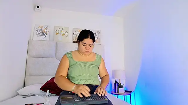 elizawiliamst online show from May 22, 2026, 11:49 am