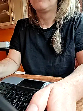 Snapshot of Horny_mummy chatting on February 25, 2026, 8:13 am Horny mummy online show from February 25, 2026, 8:13 am