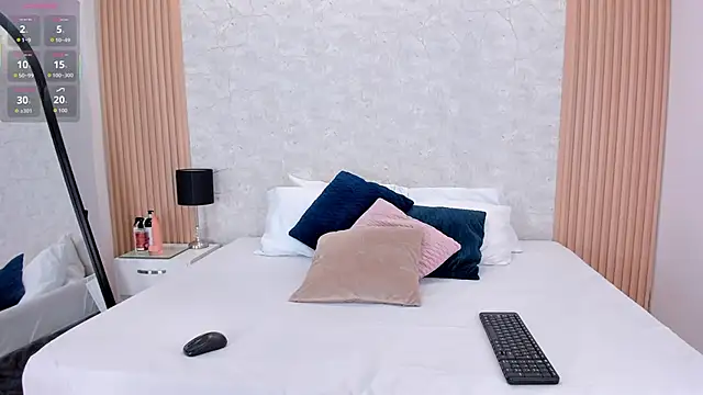 NaomyCollins   online show from September 30, 2025, 1:38 pm