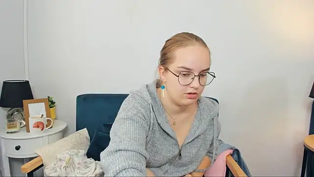 Snapshot of AliceCrazy69 chatting on September 17, 2025, 6:26 am AliceCrazy69 online show from September 17, 2025, 6:26 am