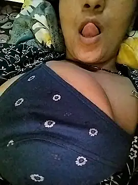 Snapshot of Hottestgirll chatting on November 10, 2025, 7:51 am Hottestgirll online show from November 10, 2025, 7:51 am