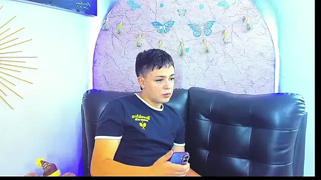 Snapshot of christopher_Hot chatting on April 21, 2026, 3:46 am christopher Hot online show from April 21, 2026, 3:46 am