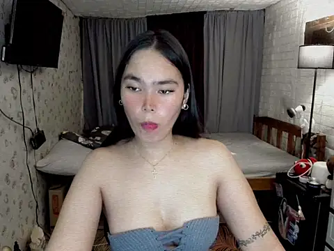 Snapshot of awesomegurl21 chatting on October 5, 2025, 2:43 am awesomegurl21 online show from October 5, 2025, 2:43 am