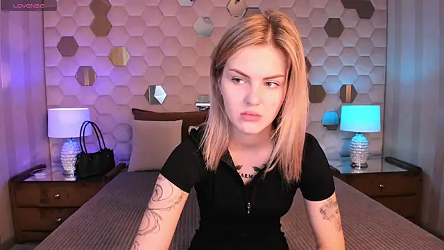 Snapshot of NaomiSol chatting on September 13, 2025, 7:35 pm NaomiSol online show from September 13, 2025, 7:35 pm