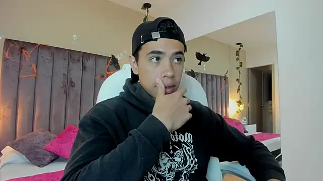 Muscle Scott online show from October 7, 2025, 12:13 pm