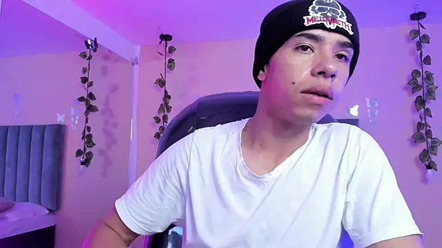 Muscle Scott online show from November 18, 2025, 1:04 pm