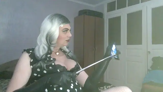 NiraFrost online show from February 11, 2026, 6:13 pm