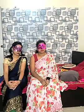 Snapshot of Family02 chatting on December 18, 2025, 5:08 pm Family02 online show from December 18, 2025, 5:08 pm