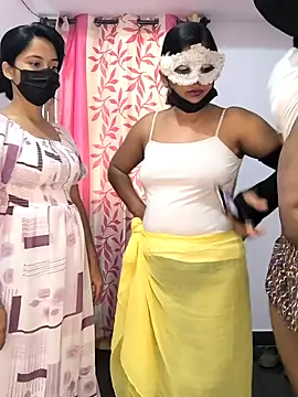 Snapshot of Family02 chatting on February 19, 2026, 4:52 am Family02 online show from February 19, 2026, 4:52 am