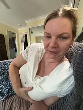 aussiepeaches online show from February 3, 2026, 4:10 am