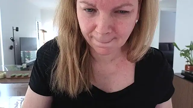 aussiepeaches online show from April 28, 2026, 2:27 am