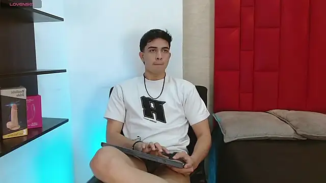 Snapshot of Cady_Hot chatting on November 18, 2025, 8:24 pm Cady Hot online show from November 18, 2025, 8:24 pm