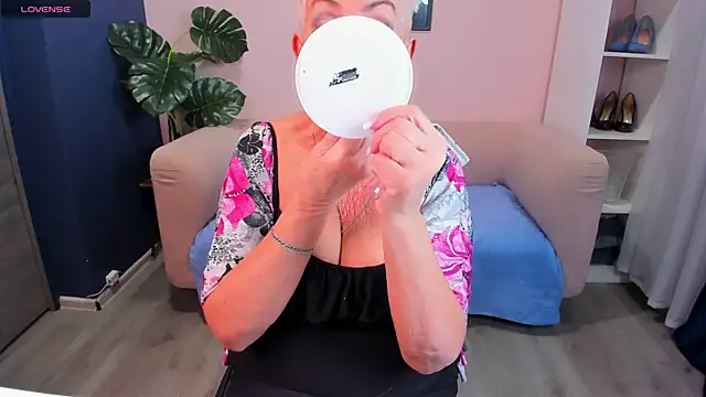 Snapshot of HotandMature chatting on January 24, 2025, 8:34 am HotandMature online show from January 24, 2025, 8:34 am