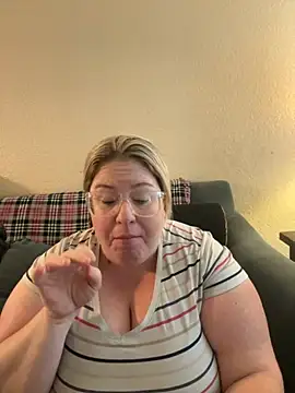 Snapshot of sexymommy1988 chatting on September 24, 2025, 5:05 pm sexymommy1988 online show from September 24, 2025, 5:05 pm