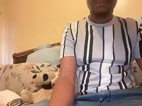 Snapshot of Cianda24 chatting on October 9, 2025, 3:43 pm Cianda24 online show from October 9, 2025, 3:43 pm