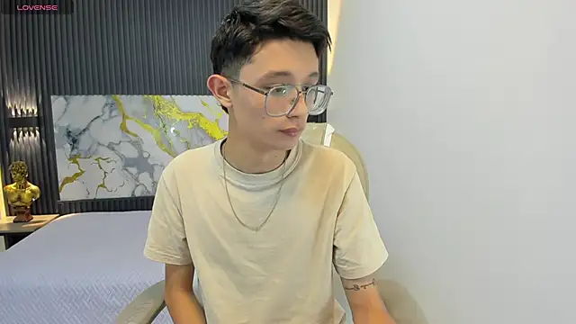 SantiagoRusso18 online show from September 14, 2025, 1:10 pm