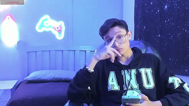 SantiagoRusso18 online show from October 2, 2025, 1:12 am