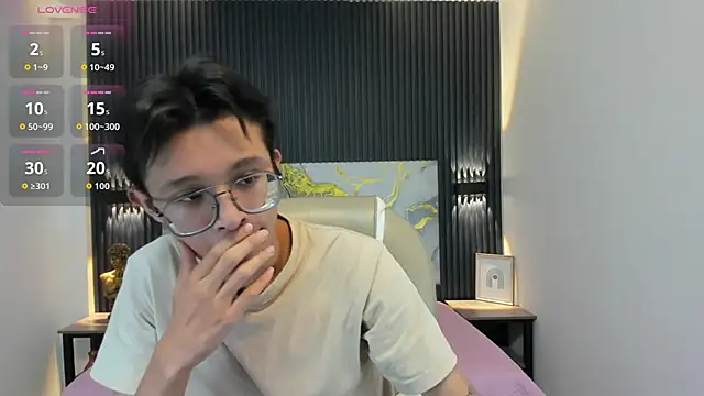 SantiagoRusso18 online show from November 14, 2025, 12:15 pm